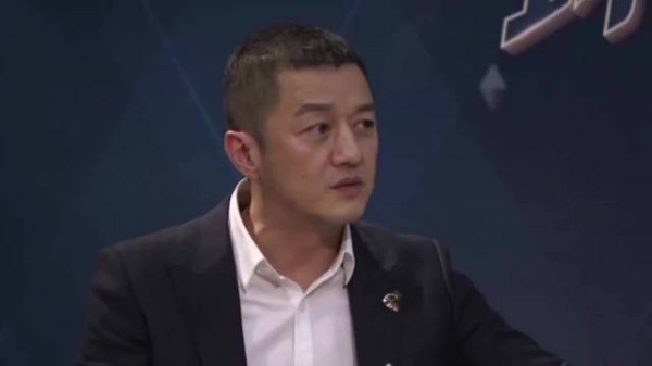 54岁李亚鹏云南民宿开业,周杰亲自到场支持,两人同框为新店剪彩!