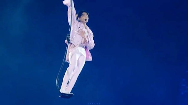 “前阵子我做了一个梦,在大家面前表演,整个人飞翔在空中”
