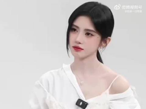 鞠婧祎不给代拍好脸色,对粉丝亲切区别对待