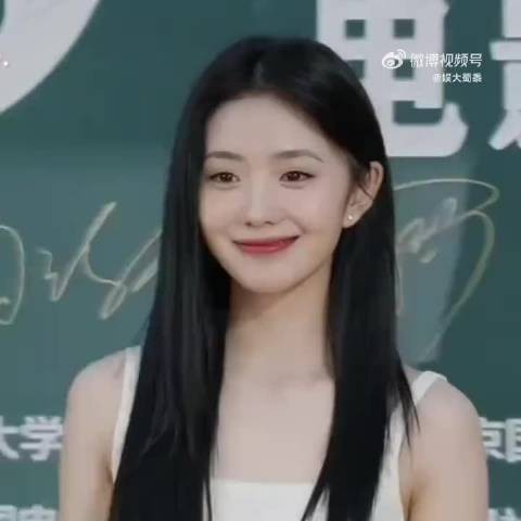 刘浩存亮相清新灵动笑容明媚可爱