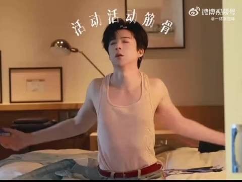 刘宇宁穿背心活动筋骨,工作室花絮大方公开