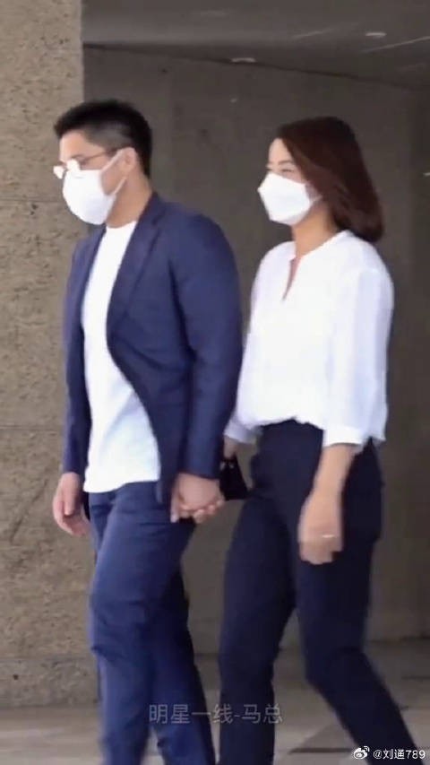 郭晶晶牵手霍启刚全力支持老公事业,被称下嫁豪门为国争光