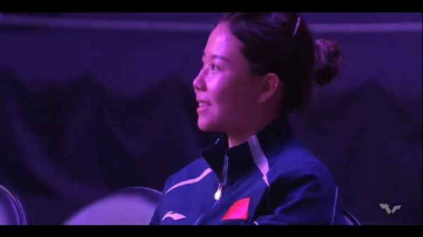 刚打完比赛的陈幸同也在场边和教练一起观战陈熠vs张本美和的比赛