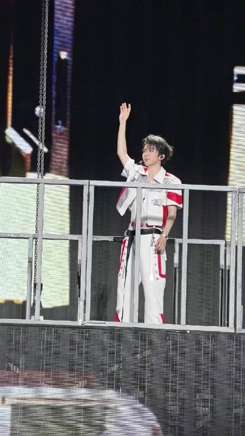 时代少年团上海场收官,加冠礼发色绘满夏夜