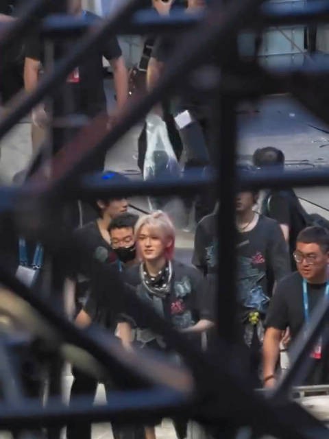 宋亚轩你是在培养死士吗 连续记录粉丝,今天还和粉丝拿手机自拍