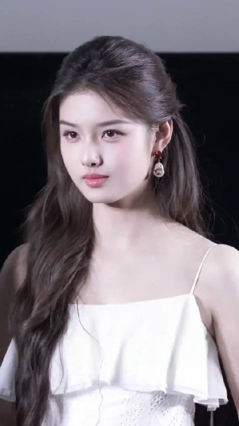 她才18岁啊,前途亮得晃眼,白色吊带连衣裙,清纯动人,这才是真真得少女