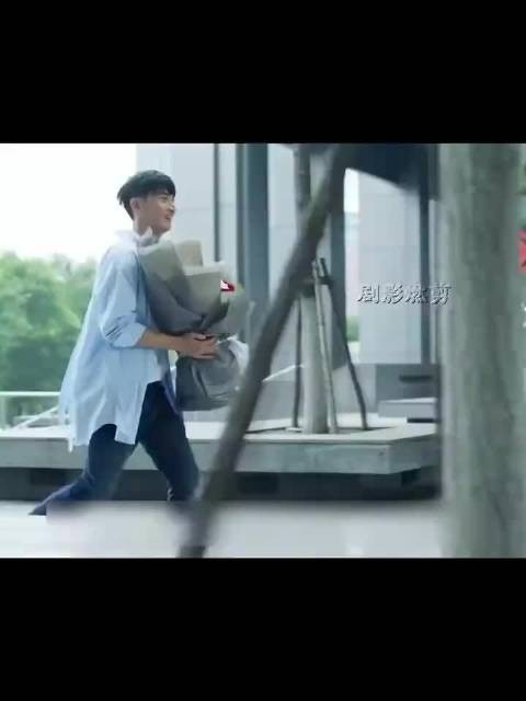 弟弟刚认识不久便求婚,浪漫晚餐单膝跪地