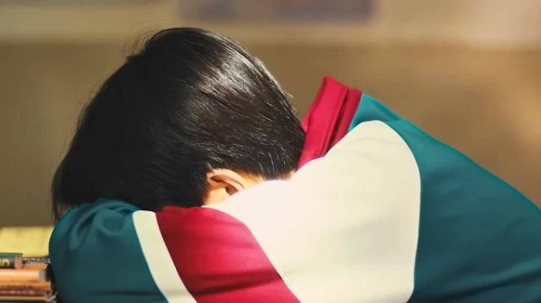 少年为朋友当众说出真相,李默年级第一应去新加坡