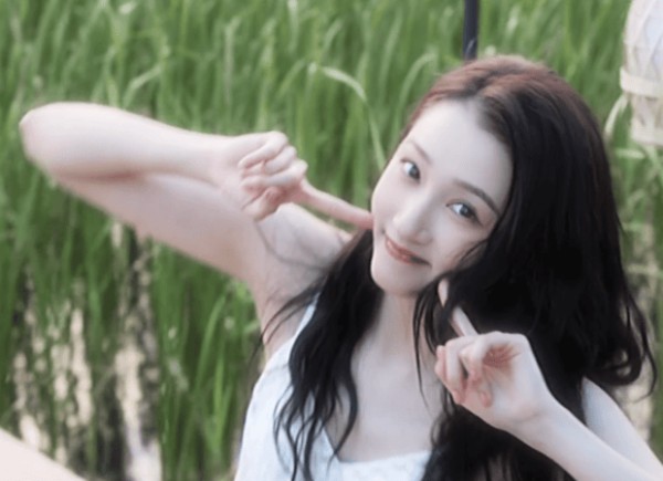 关晓彤秒变可爱少女,亲和力十足。