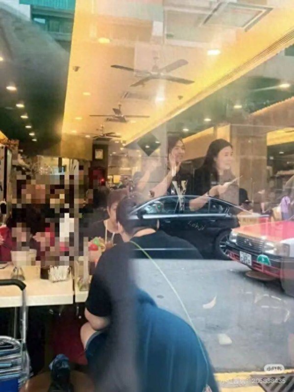 郑伊健蒙嘉慧现身平民面店,亲民零架子,曾旅居日本,已回流香港