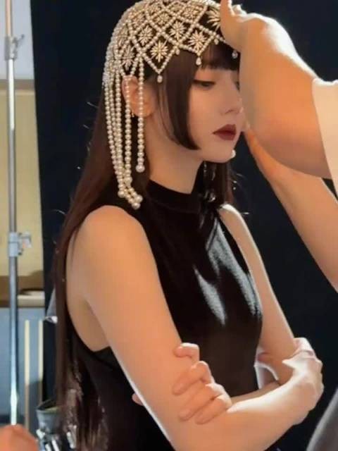 迪丽热巴被赞高贵优雅黑天鹅