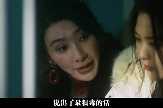 女孩不服从遭水刑与纹身威胁,被迫妥协