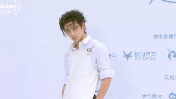 王琳凯穿厨师服走红毯,自称主厨拿手泡面