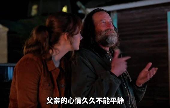 父亲听不见,用手感受女儿喉咙震动听她唱歌