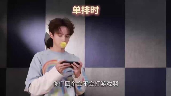 官鸿与电竞选手晒合照，萌新之夜跨圈友谊正浓