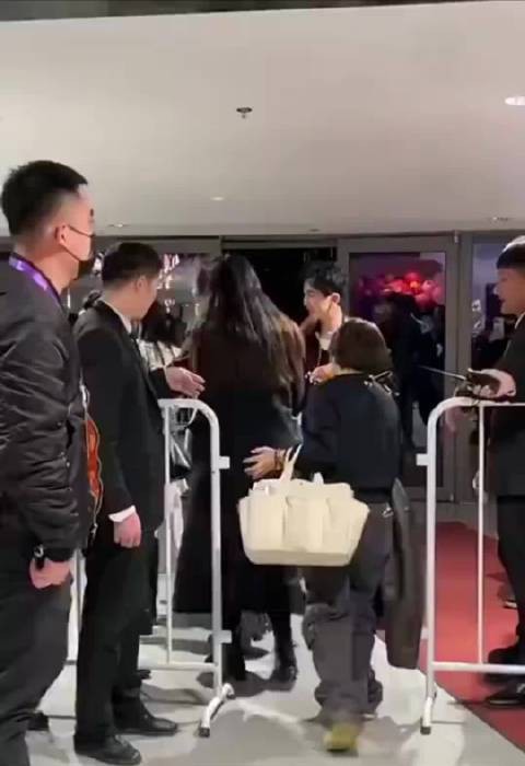 “娜扎台上性感台下保守,马上把胸遮了起来 …”