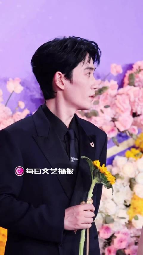 播报看百花|花絮,@朱一龙 热出汗了!不过不影响状态!