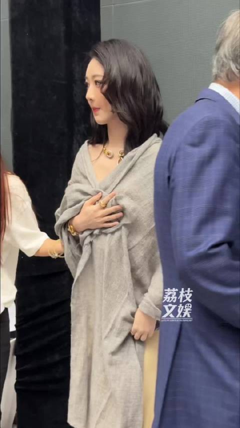 杨紫给前辈爷爷们让座杨紫腾的一下就起来了