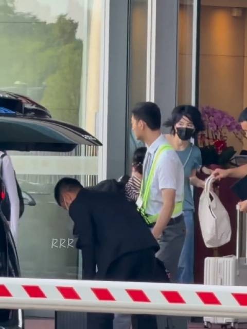 王菲李嫣一起回京,母女俩气质真好