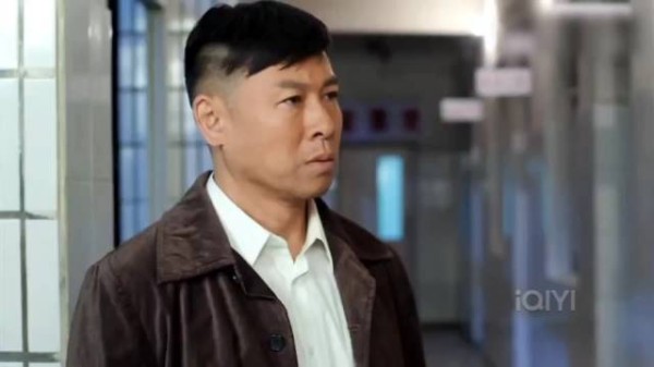 《俺娘田小草》喜凤两口子为盖新房省点钱，偷沙子被抓得不偿失