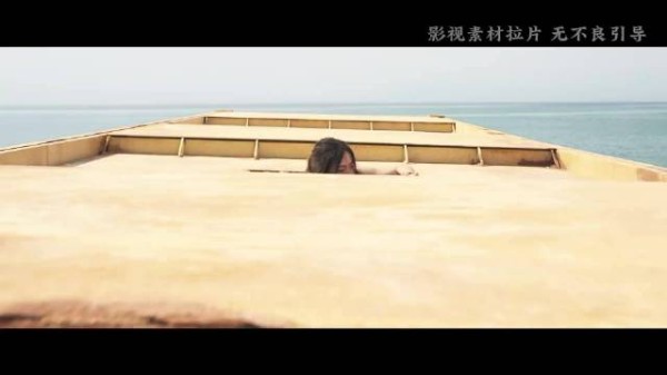 母亲与新生儿在海洋中上演生死较量,母爱奇迹震撼人心
