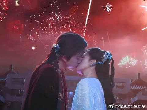 白烁把失忆的梵樾称为:木木,后来梵樾恢复记忆回想起木木亲了白烁,吃醋