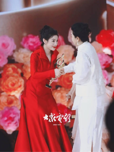 陈丽君@陈丽君_点绛唇 第38届大众电影百花奖最佳新人奖获奖瞬间！