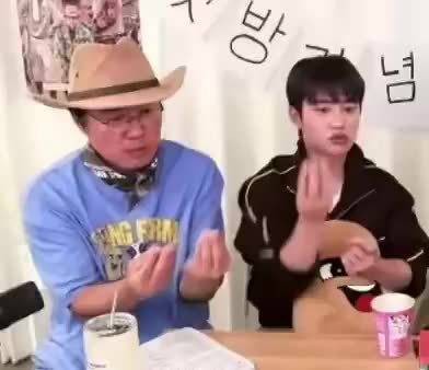 我受不了了,太萌了, 这个小可爱假装奶牛配合老罗假装挤奶的手势 好萌好萌
