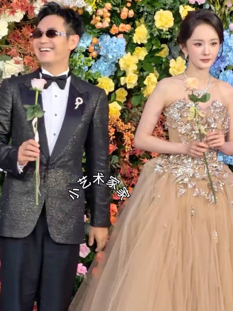 杨幂和大鹏登上百花奖红毯！太美了女王！