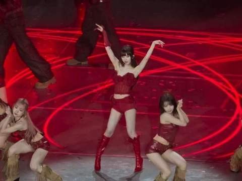 赵露思澳门演唱会红衣魅魔本魔驾到,三重奏气场全开