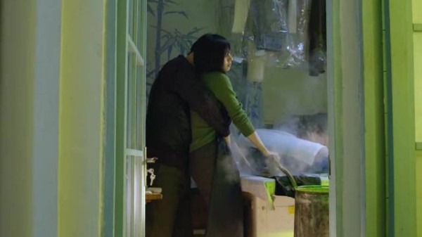 女孩在小店里打工赚钱,老板平时总爱故意凑过来找她麻烦
