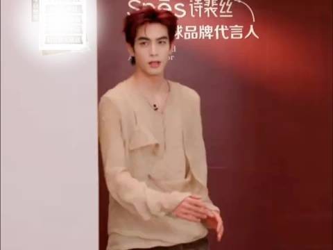 宋威龙红发造型直播,浓颜帅哥无惧高难度发色