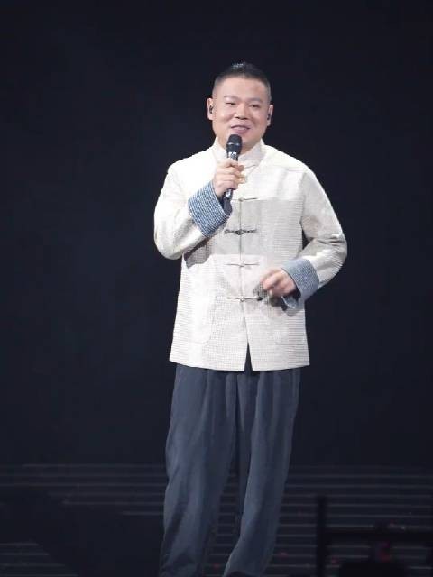 当岳云鹏演唱会遇到迟到的观众 起立“罚听”大家合唱《大中国》简直太欢快了