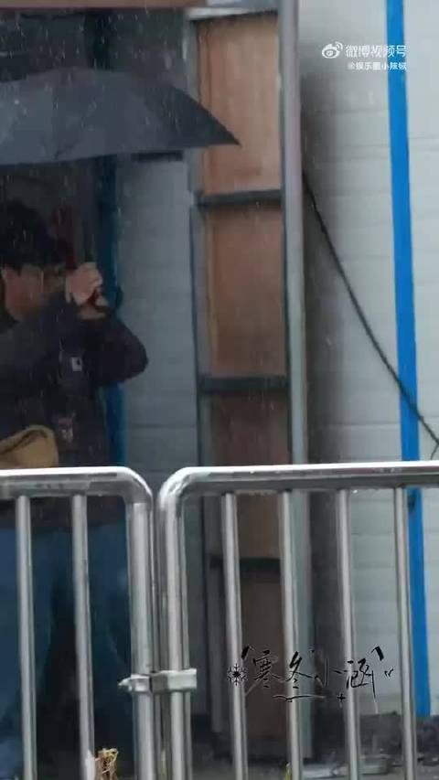 王传君鞠躬回应路人拍照，对方瞬间理解其魅力