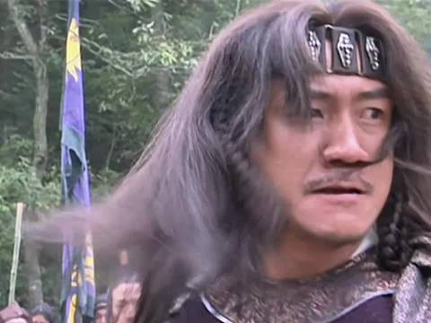 萧峰面对天下群雄，豪气冲天，以一敌三竟然不落下风