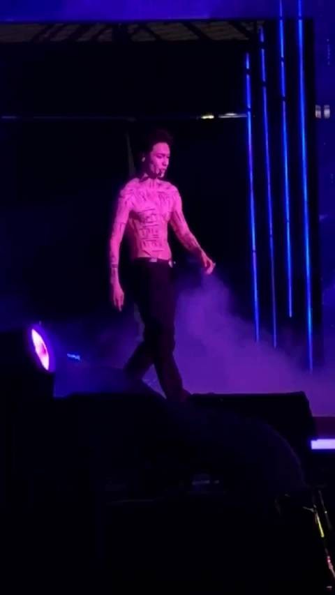 张艺兴太慷慨，建议身材不佳者别模仿其锁骨腰腹文字