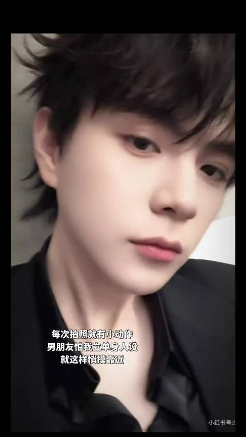 男朋友怕我立单身人设 每次拍照都要搞点小动作