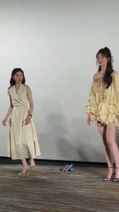 刘浩存这身材比例也逆天了吧,即使是站在大长腿韩沛颖旁边,也毫不逊色