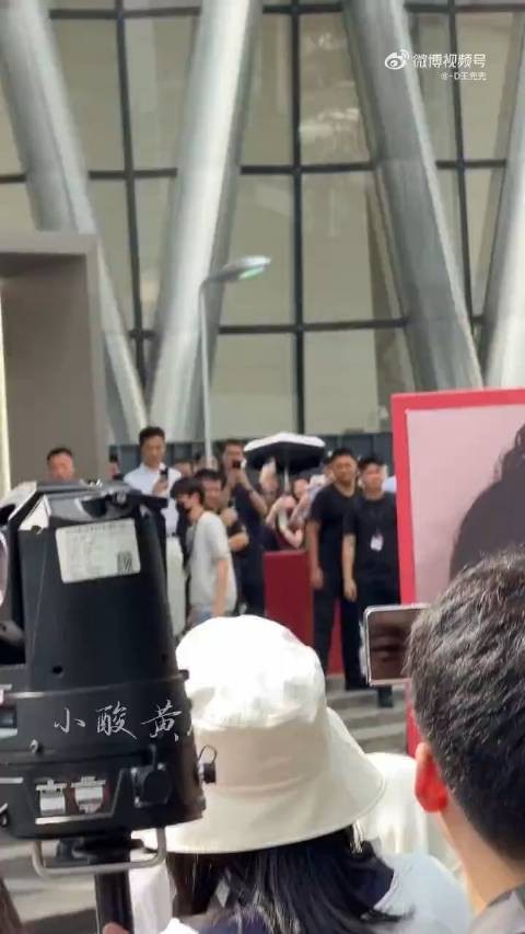 张凌赫从上帅到下，人没到饭撒先到
