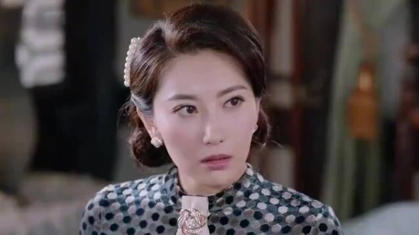 地下党被包围,卧底假戏真做和女军统睡一起,顿时瞒天过海