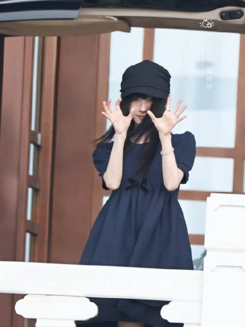 鞠婧祎扔包与粉丝打招呼,耳机掉落仍比心