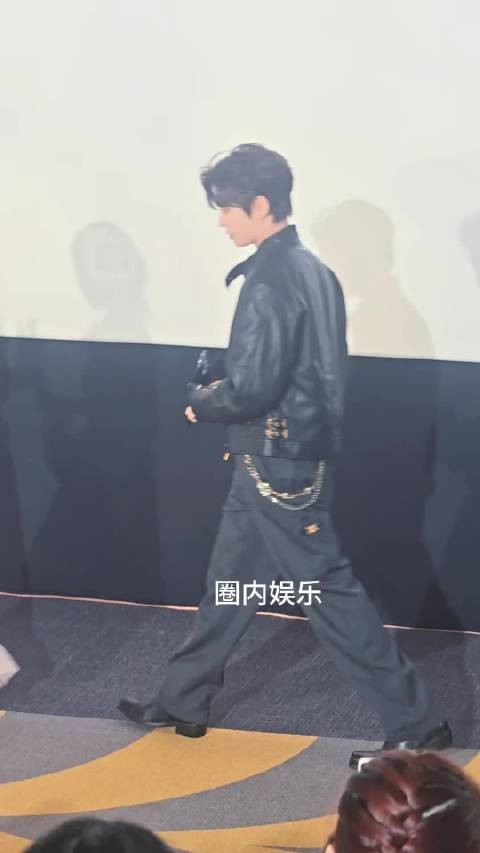 出场好帅,开场自我介绍手礼拿着镜子花开锦绣微博追剧团