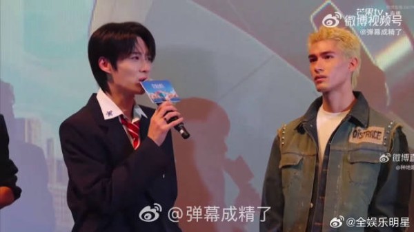 卓沅伦敦开店,亲自上嘴试色口红