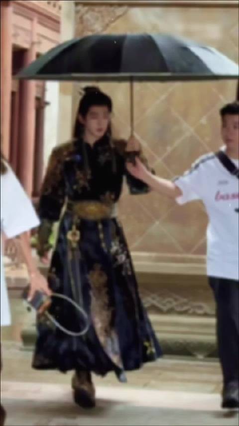 邓为百妖谱异域王子造型路透，鎏金小辫搭浓颜