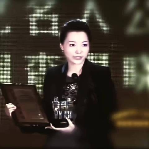 董卿气质感觉就像现实版的安迪,听着发言真的好爽!