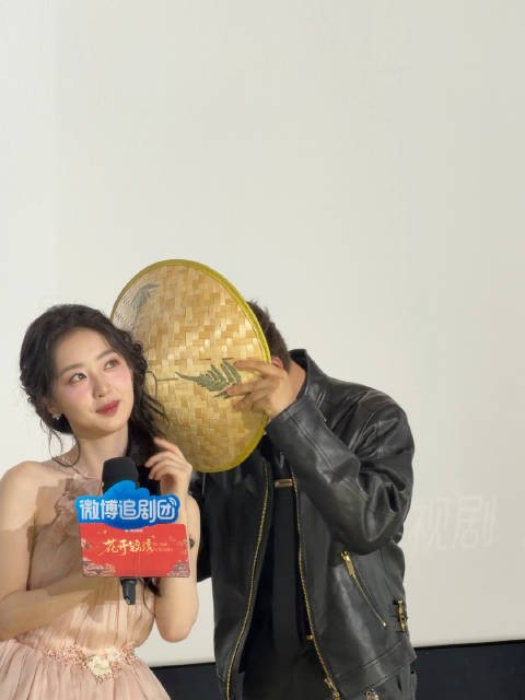 丁禹兮邓恩熙还原擦耳朵名场面，都快给我嗑！