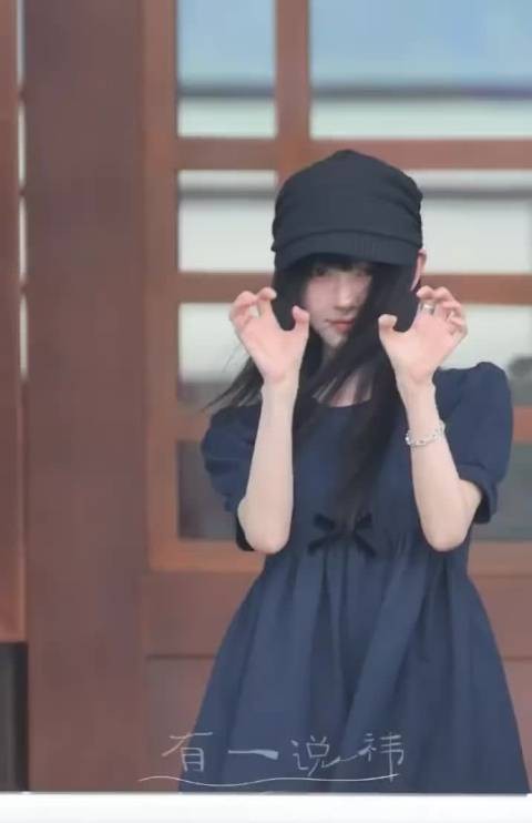 鞠婧祎万花世界转场重庆路透,私服穿搭亮相