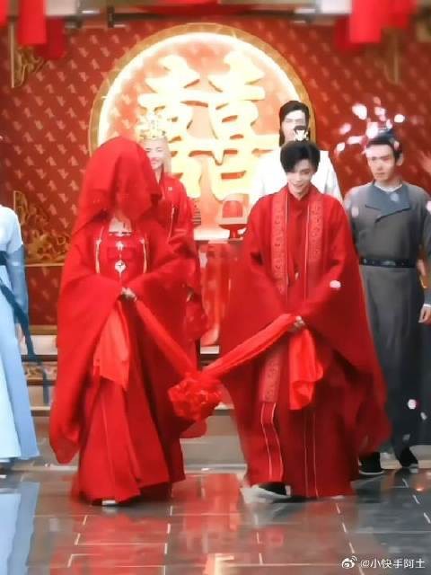 初见乍惊欢,久处亦怦然