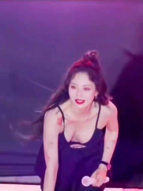 啊 泫雅 不是 这姐妹穿个内衣就开演唱会啦