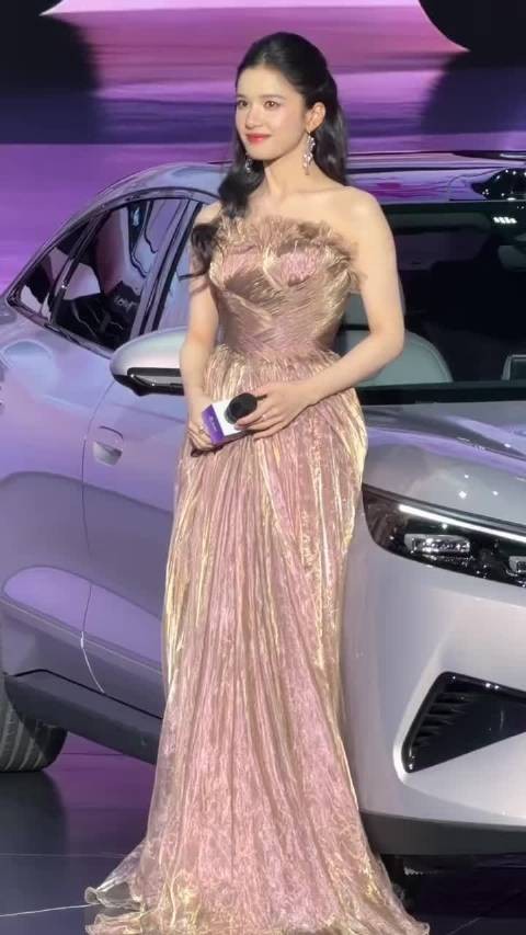 今天出席线下活动的张婧仪